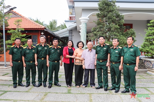 Trung tướng Nguyễn Văn Gấu chúc Tết Đại tướng Lê Văn Dũng và một số đơn vị trên địa bàn Quân khu 9
